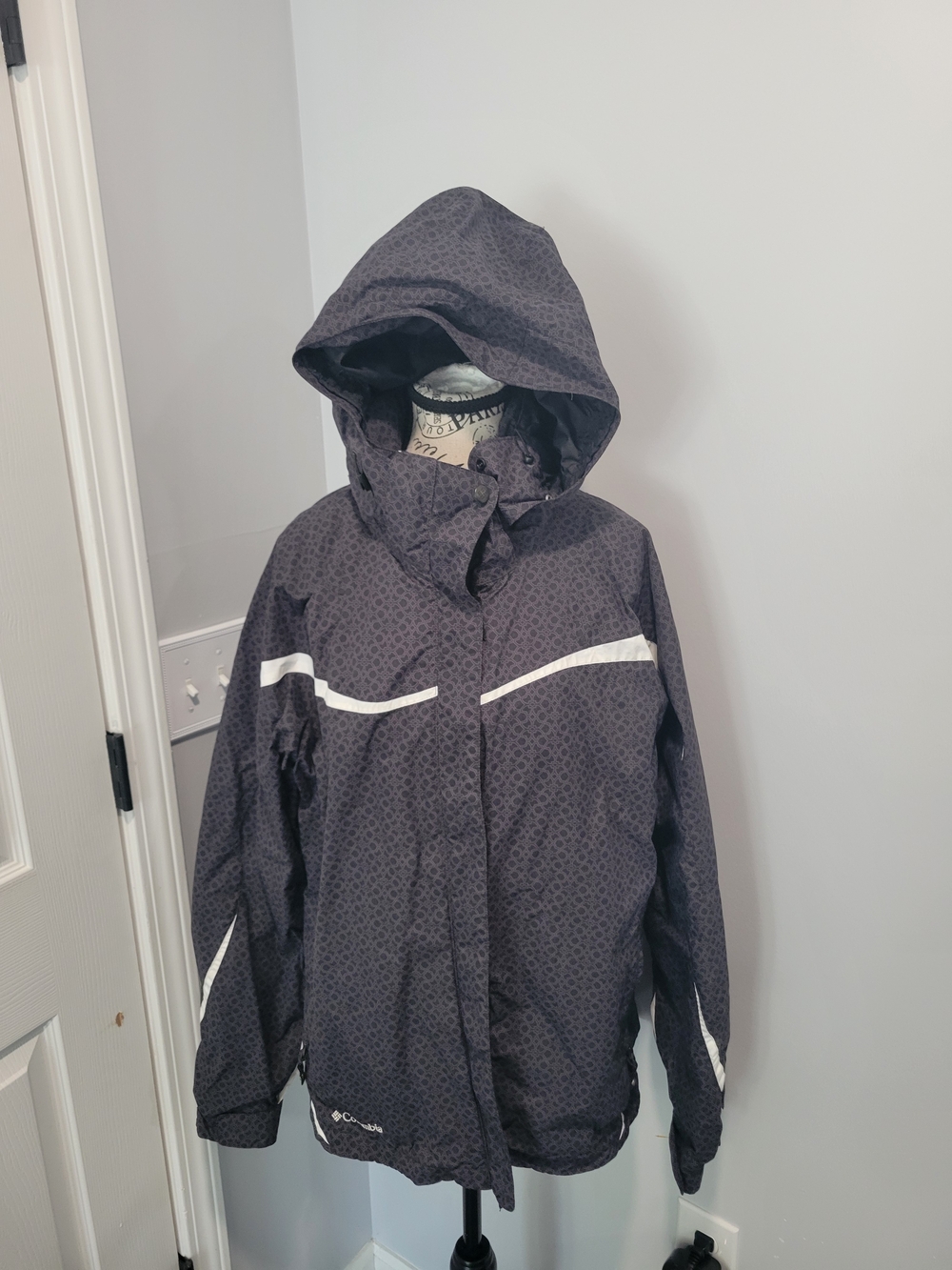 Columbia Women's Black Hooded Ski Jacket w/ White Accents Sz. XL Great Condition